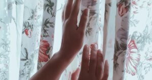 Як часто прати штори вдома та від чого це залежить