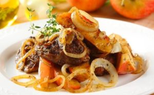 Куряча печінка з карамелізованими яблуками: вишуканий рецепт із насиченим смаком