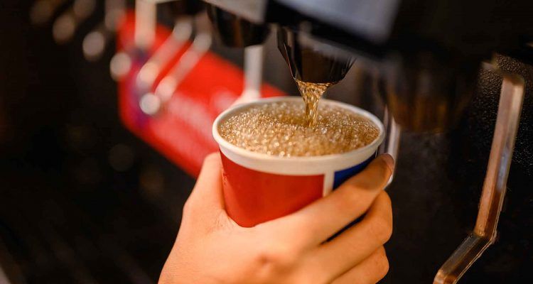 Дієтолог називає 5 вагомих причин, чому варто назавжди забути про оброблені напої