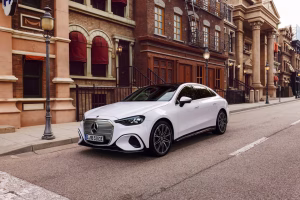 Оновлений Mercedes-Benz C-Class: підсвічена решітка, інтелект MBUX та гібридні технології