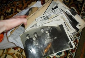 Що робити з фотографіями померлих родичів