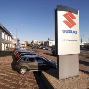 Наслідки удару по Києву: автосалон Suzuki серйозно пошкоджено — чи працює сервіс