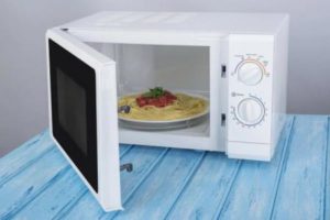 За межами мікрохвильовки: чим сучасні господині замінюють звичний прилад на кухні